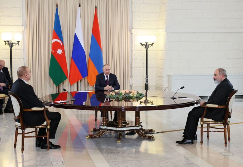 आर्मेनियाली प्रधानमन्त्रीले मस्कोमा अजेरी नेता र पुटिन – आइफ्याक्ससँग शान्ति वार्ता गर्न सहमत भएका छन्
