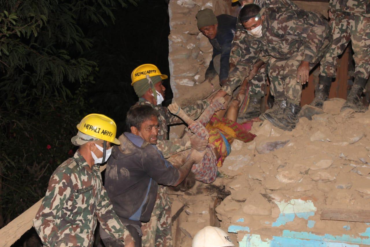 नेपाली सेनाले यसरी गरिरहेको छ खोज तथा उद्धार (फोटो फिचर)