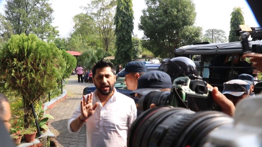 मुद्दा खेपिरहेका उम्मेदवार, जाे जिते पनि निलम्बन हुनुपर्नेछ