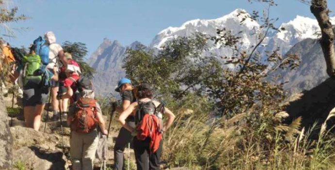 मनास्लु क्षेत्रमा आठ हजारबढी पर्यटककाे भ्रमण