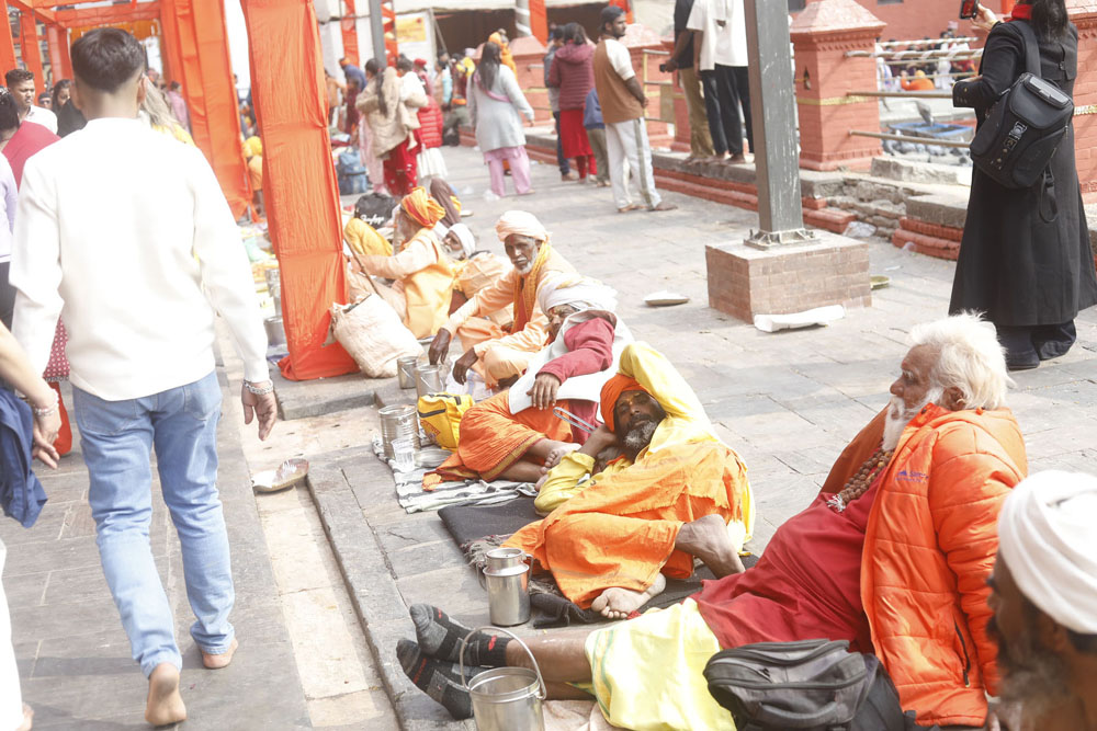 पशुपतिमा आएका नागा बाबासहित साधुसन्तलाई बिदाइ गरिँदै