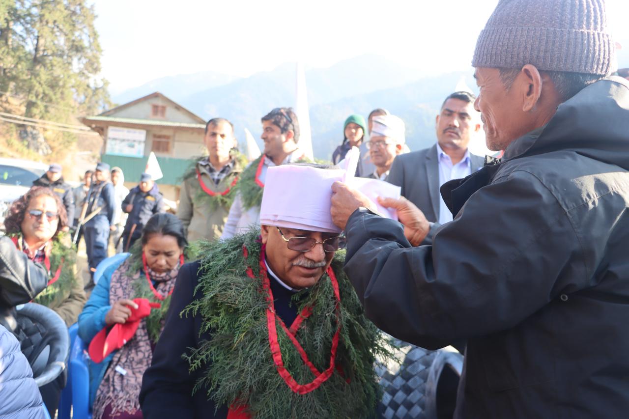 रुकुम पूर्वको भुमे-१ लुकुममा प्रचण्डको भव्य स्वागत (फाेटाे)