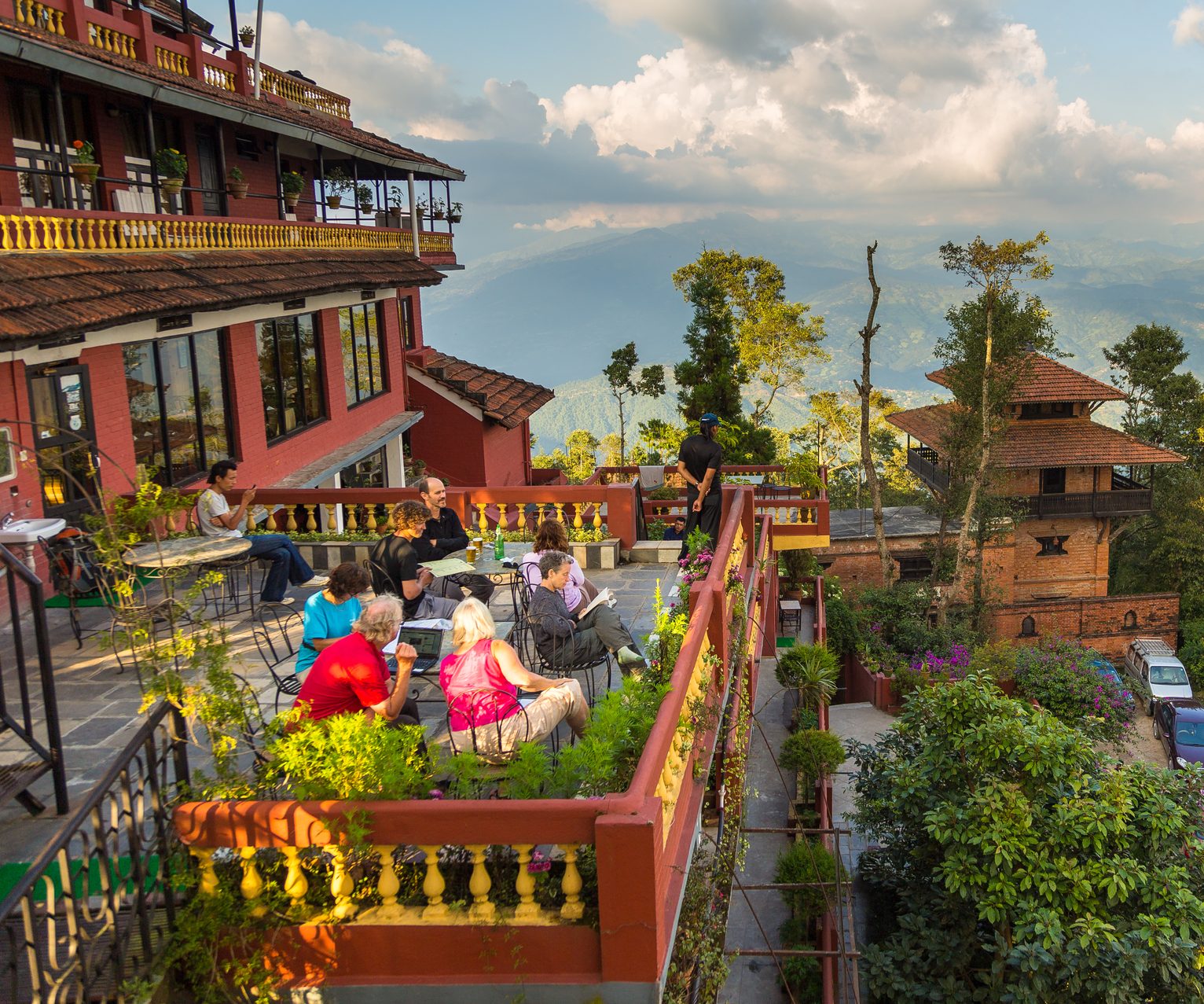 नयाँवर्षमा सूर्योदयलाई स्वागत गर्न नगरकोटमा पर्यटकको घुइँचो बढ्यो