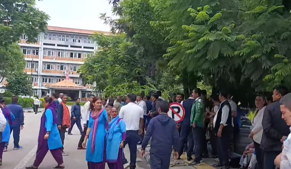 सरकारविरुद्ध सिंहदरवार भित्रै कर्मचारीको प्रदर्शन ,के हो कारण ?