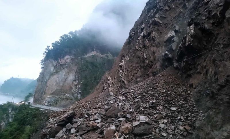 लगातारको वर्षाले काठमाडौं प्रवेश गर्ने सबै राजमार्गमा पहिरो, कहाँ के भयाे?