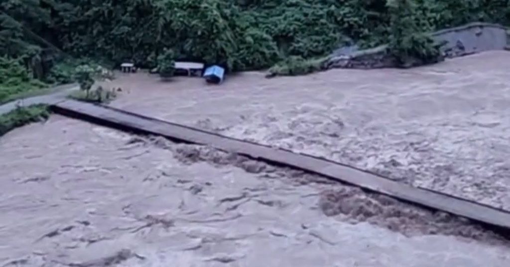 कालीगण्डकीमा ३० वर्षयताकै ठुलो बाढी: पक्की पुल बगायो, १४४ मेगावाट विद्युत् उत्पादन ठप्प