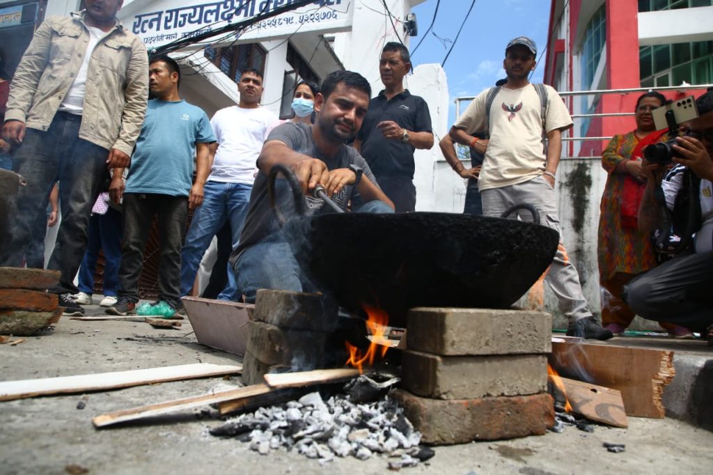 ग्यास नपाएपछि दाउराको चुल्हो बालेर विद्यार्थीले सडकमै खाए गुन्द्रुक-भात ! (तस्विरसहित)